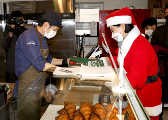 크리스마스 선물 전달하는 전현희 위원장