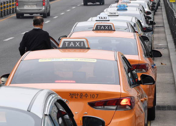 23일 서울역 인근에 택시들이 줄지어 서 있다. 2020.12.23 오장환 기자 5zzang@seoul.co.kr