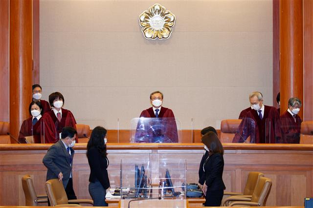 유남석 헌법재판소장(가운데)과 재판관들이 지난 12월 23일 오후 서울 종로구 헌법재판소에서 열린 특정 문화예술인 지원사업 배제행위 등 위헌확인 선고에 자리하고 있다. 2020.12.23  뉴스1