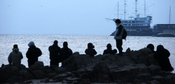 동해안 일출 명소 통제 첫날에도 몰린 관광객