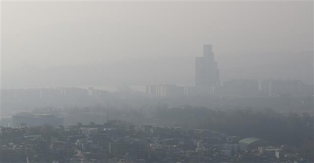 “오라는 눈은 안오고..” 미세먼지 낀 성탄 이브