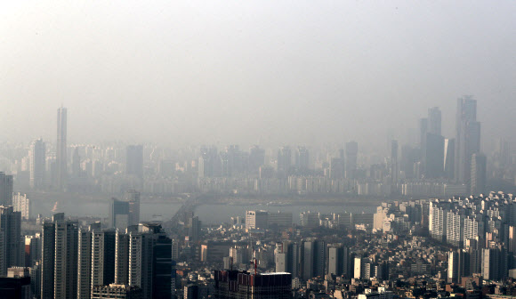 미세먼지와 연무로 뿌연 서울