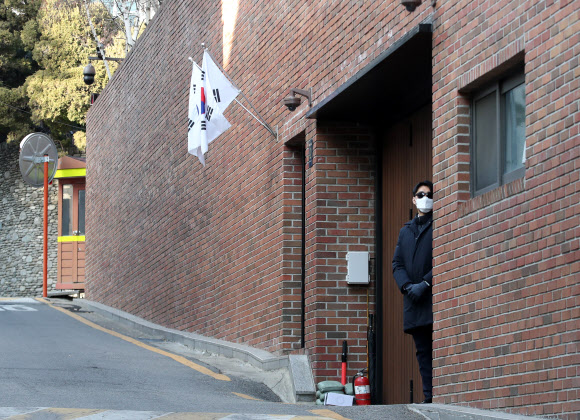 이명박 전 대통령 사저 경비요원 10명 코로나19 확진