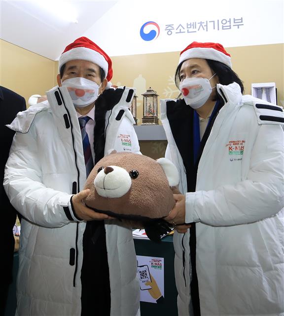 정세균 국무총리와 박영선 중소벤처기업부 장관이 24일 오후 서울 종로구 삼청동에 마련된 K-MAS 라이브마켓을 찾아 구입한 상품을 들어보이고 있다. 2020.12.24 뉴스1