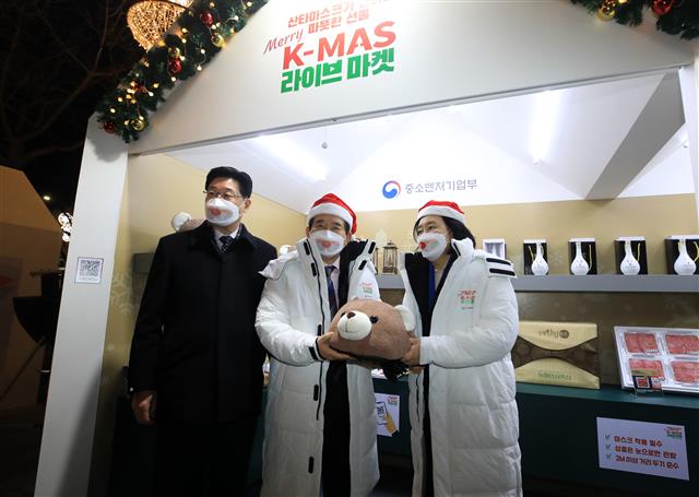 정세균 국무총리와 박영선 중소벤처기업부 장관이 24일 오후 서울 종로구 삼청동에 마련된 K-MAS 라이브마켓을 찾아 구입한 상품을 들어보이고 있다. 2020.12.24 뉴스1