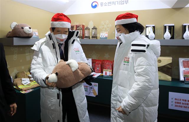 정세균 국무총리와 박영선 중소벤처기업부 장관이 24일 오후 서울 종로구 삼청동에 마련된 K-MAS 라이브마켓 부스를 둘러보고 있다. 2020.12.24 뉴스1