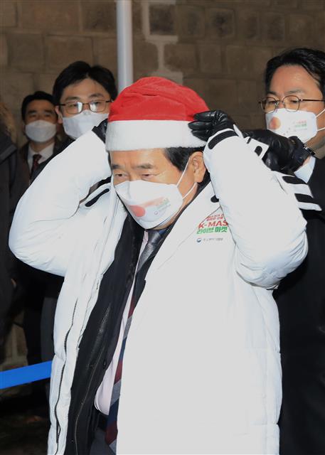 정세균 국무총리가 24일 오후 서울 종로구 삼청동에 마련된 K-MAS 라이브마켓을 찾아 산타 모자를 쓰고 있다. 2020.12.24 뉴스1