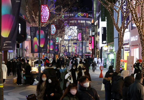 크리스마스 이브인 24일 오후 서울 중구 명동거리가 신종 코로나바이러스 감염증(코로나19) 여파로 인해 지난해 보다 덜 북적이고 있다. 2020.12.24  연합뉴스
