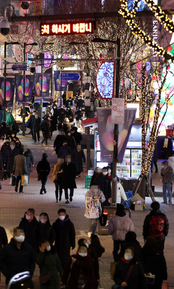 크리스마스 이브인 24일 오후 서울 중구 명동거리가 신종 코로나바이러스 감염증(코로나19) 여파로 인해 지난해 보다 덜 북적이고 있다. 2020.12.24  연합뉴스