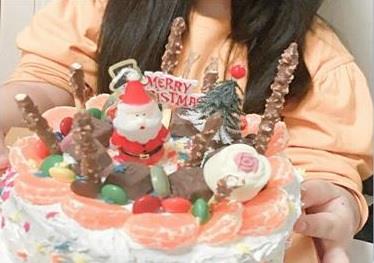 한 어린이가 완성된 케이크를 자랑하고 있다.<br>강서구 제공