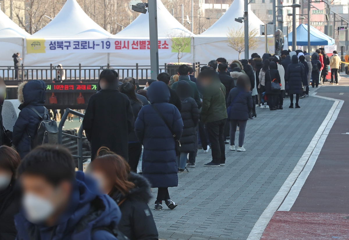 18일 오후 서울 성북구청 앞 임시 선별진료소에서 시민들이 코로나19 검사를 받기 위해 차례를 기다리고 있다. 2020.12.18  연합뉴스