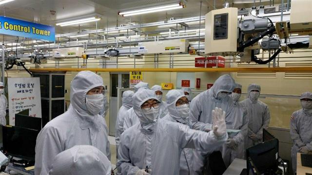 이재용(완쪽) 삼성전자 부회장이 지난 8월 충남 아산에 있는 삼성전자 온양사업장을 찾아 반도체 패키징 공정을 살펴보고 있다. 삼성전자 제공