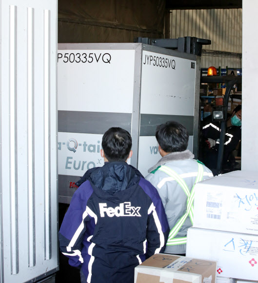 차량으로 옮겨지는 주한미군 첫 코로나 백신