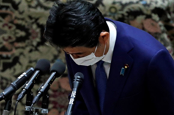 ‘유권자 향응’ 국회서 사과하는 아베 전 총리