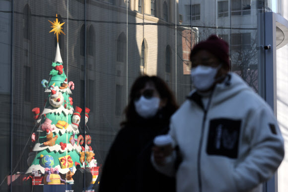 마스크 끼고 맞이하는 성탄절