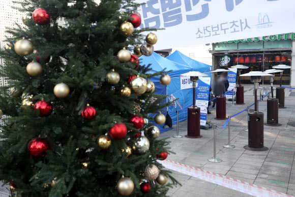 비교적 한산한 강남역 임시 선별검사소