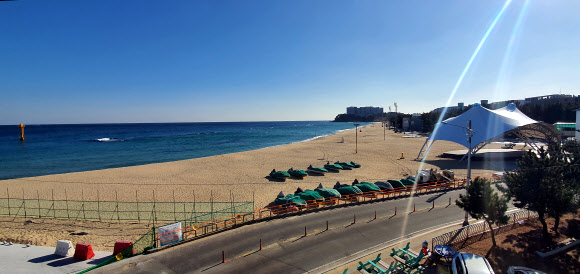 텅 빈 속초해변 백사장