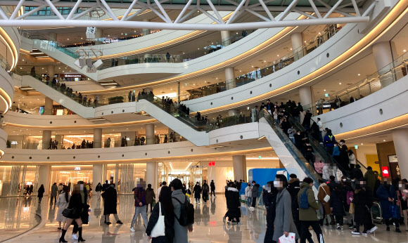 시민들로 붐비는 대형쇼핑몰