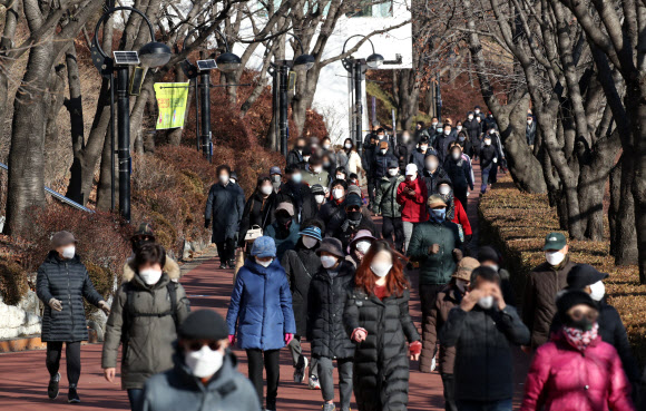 ‘답답한 마음에’ 산책 즐기는 시민들