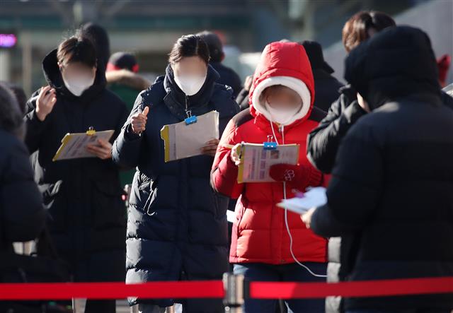 25일 오전 서울역 광장에 마련된 임시 선별진료소에서 시민들이 검사접수 및 역학조사를 하기 위해 줄 서서 대기하고 있다. 2020.12.25  뉴스1