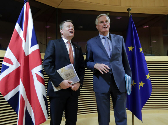 24일(현지시간) 영국와 유럽연합(EU)의 브렉시트 최종 협상이 마무리됐다. 사진은 지난 3월 데이비드 프로스트 영국 협상 대표(왼쪽)와 미셸 바르니에 EU 측 수석 대표가 벨기에 브뤼셀 EU 본부에서 만난 모습.  브뤼셀 AP