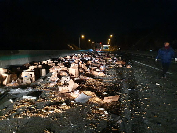 심야 고속도로에 쏟아진 식자재