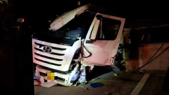 심야 고속도로서 대형차량 추돌