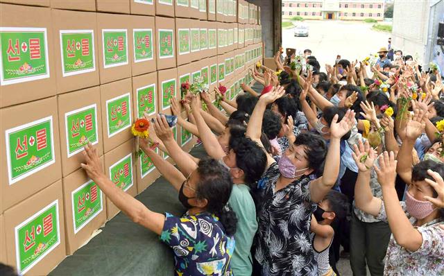 수해 지역에 도착한 선물…기뻐하는 북한 주민들