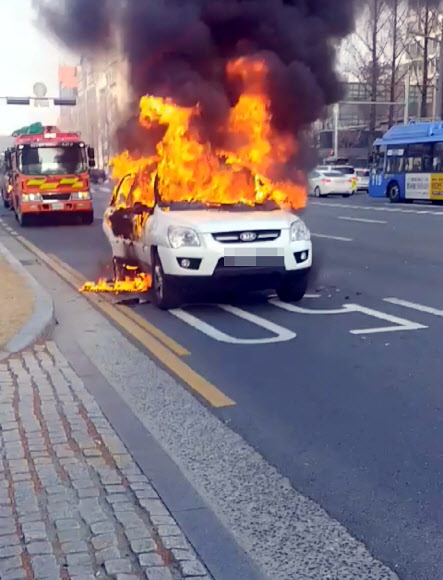 ‘불타는 차량’  26일 오후 3시 30분께 대전시 유성구 충남대 정문에서 유성네거리 방향으로 달리던 스포티지에서 불이 났다. 운전자는 차량을 갓길 쪽에 세우고 대피해 인명피해는 발생하지 않았다. 불은 출동한 119소방대에 의해 10분여 만에 꺼졌다.2020.12.26 <br>독자 송영훈씨 제공=연합뉴스