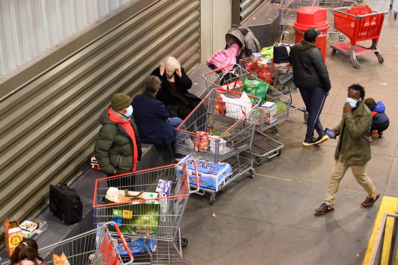 사진은 지난달 추수감사절을 앞두고 미국 뉴욕의 이스트 할렘에 있는 코스트코 양판점을 찾은 쇼핑객들. AFP 자료사진 