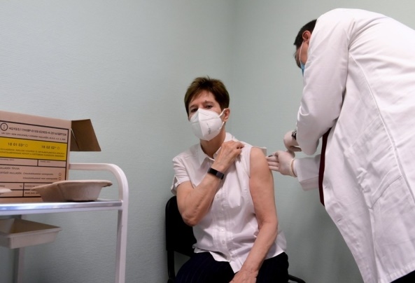 26일(현지시간) 헝가리 부다페스트의 한 병원에서 화이자 백신 접종을 하는 모습. 사진=EPA 연합뉴스