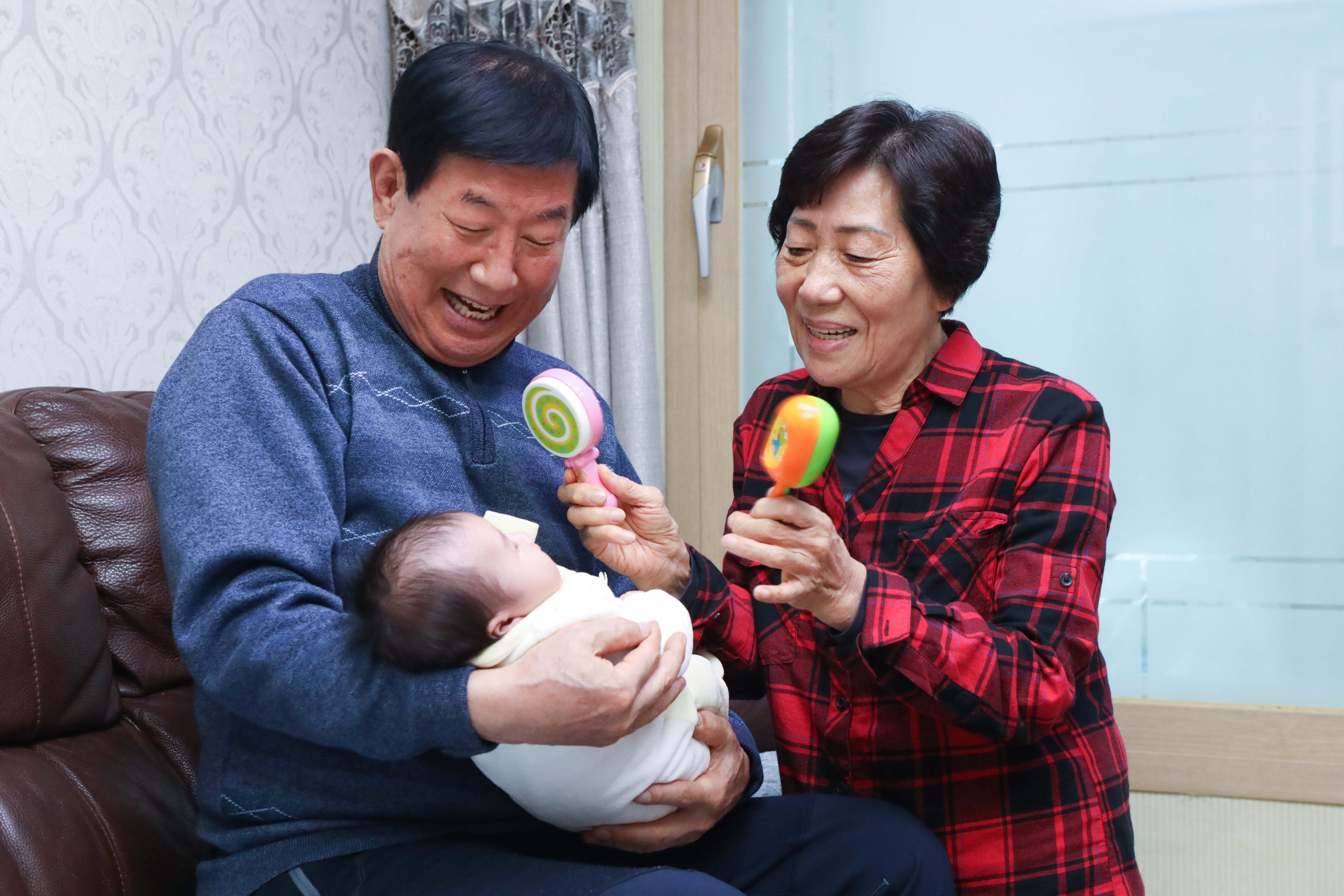 LG의인상을 수상한 전옥례(오른쪽)씨가 남편 유성기(왼쪽)씨와 함께 서울 서대문구에 자택에서 위탁아동을 돌보고 있다. LG 제공