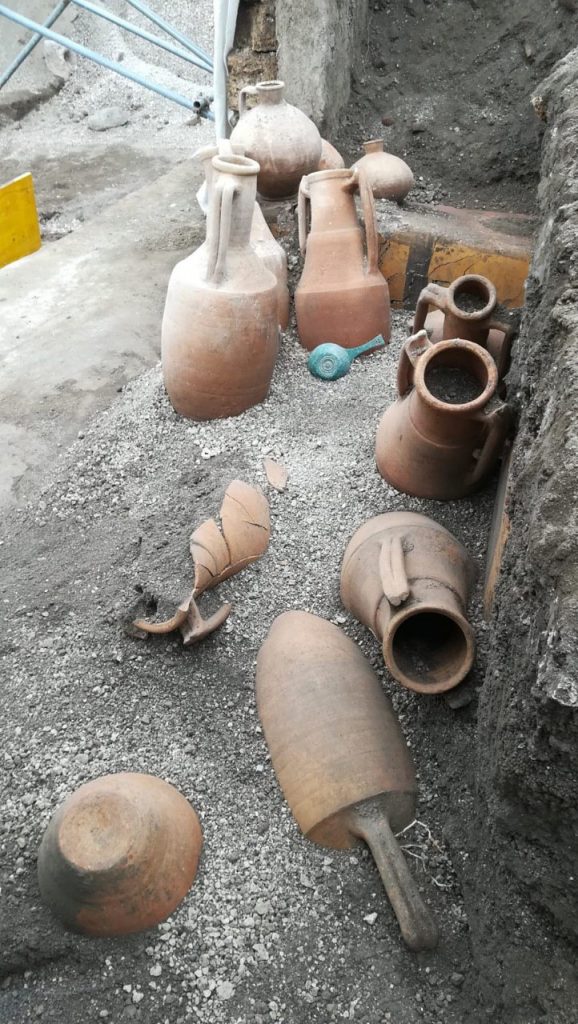 2000년 전 폼페이의 노점 간이식당 주변에서 발굴된 항아리들. 폼페이 고고학공원 제공