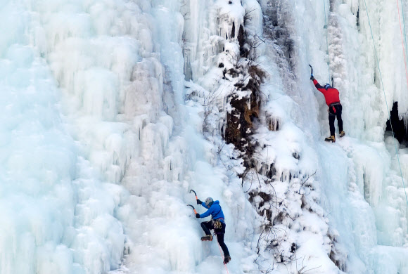 빙벽 타는 동호인들