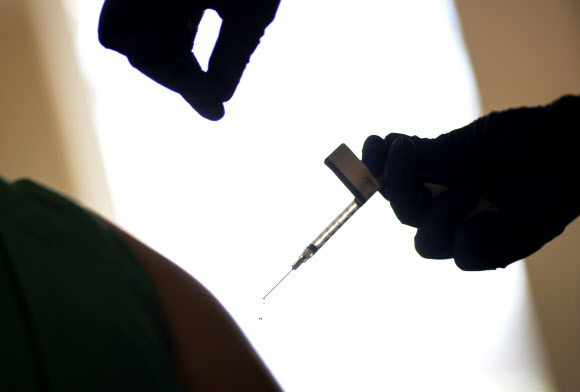 코로나19 백신을 접종하는 모습. AP