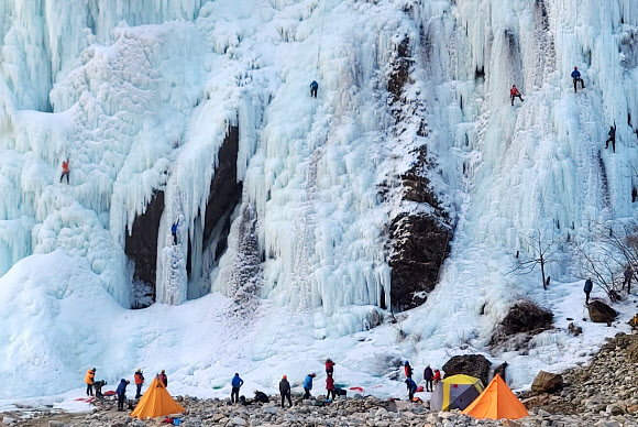 빙벽 등반 즐기는 동호인들… 수요일부터 다시 맹추위
