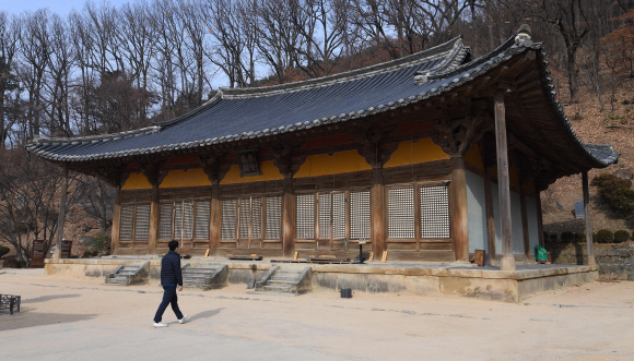 극소수만 남은 고려의 목조 건축은 모두 역사적·건축적 가치가 뛰어난 문화유산이다. 13세기에 건립한 것으로 추정되는 팔작지붕의 부석사 무량수전은 완벽한 조형미를 보여준다.  영주 오장환 기자 5zzang@seoul.co.kr