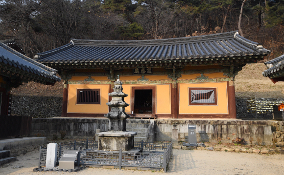극소수만 남은 고려의 목조 건축은 모두 역사적·건축적 가치가 뛰어난 문화유산이다. 현존하는 가장 오래된 고려 건물인 맞배지붕의 봉정사 극락전은 완벽한 조형미를 보여준다. 안동 오장환 기자 5zzang@seoul.co.kr