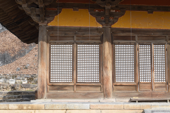 극소수만 남은 고려의 목조 건축은 모두 역사적·건축적 가치가 뛰어난 문화유산이다. 무량수전 배흘림 기둥과 주심포 구조. 왼쪽 귀기둥을 오른쪽 기둥보다 높인 ‘귀솟음’ 기법이 뚜렷하다.  영주 오장환 기자 5zzang@seoul.co.kr