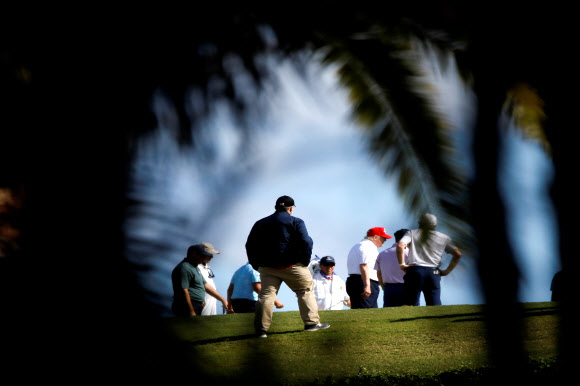 도널드 트럼프 미국 대통령이 27일(현지시간) 플로리다주 웨스트 팜비치에 있는 트럼프 인터내셔널 골프클럽에서 골프를 즐기고 있다. 웨스트 팜비치 로이터 연합뉴스 