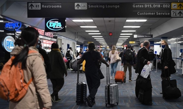 27일 미국 버지니아주 한 국제 공항 터미널에서 승객들이 걷고 있다. 사진=뉴스1