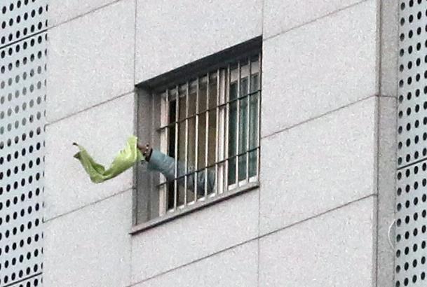 동부구치소에서 발생한 신종 코로나바이러스 감염증(코로나19) 집단감염 관련 확진자가 528명까지 증가한 가운데 28일 오전 서울 송파구 동부구치소에서 한 수용자가 수건을 흔들며 도움을 요청하고 있다. 이날 동부구치소 내 500여 명의 확진 수용자들이 경북 청송군 경북북부 제2교도소(일명 청송교도소)로 긴급 이감됐다. 2020.12.28 뉴스1