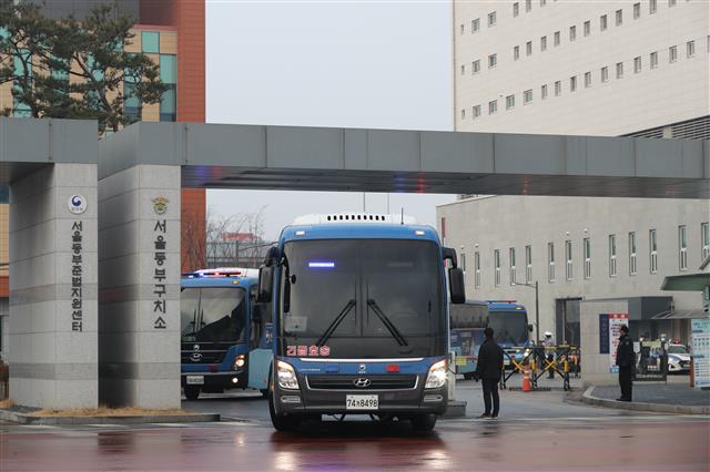 동부구치소에서 발생한 신종 코로나바이러스 감염증(코로나19) 집단감염 관련 확진자가 528명까지 증가한 가운데 28일 오전 서울 송파구 동부구치소에서 확진자들을 태운 버스가 경북 청송군 경북북부 제2교도소(일명 청송교도소)로 이감되고 있다. 동부구치소는 2070명 정원에 2412명이 수용돼 있어 밀집도가 높았던 점이 대규모 집단감염의 원인으로 지적되고 있다. 2020.12.28 뉴스1