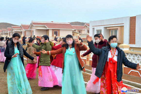 북한 광천닭공장(양계장) 사료보장농장에서 새집들이 행사가 진행됐다고 조선중앙통신이 28일 보도했다. 2020.12.28 평양 조선중앙통신=연합뉴스