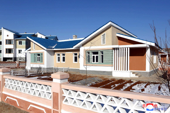 북한 광천닭공장(양계장) 사료보장농장에 살림집(주택)이 들어섰다고 조선중앙통신이 28일 보도했다. 2020.12.28 평양 조선중앙통신=연합뉴스