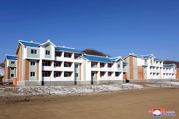 북한 광천닭공장(양계장) 사료보장농장에 살림집(주택)이 들어섰다고 조선중앙통신이 28일 보도했다. 2020.12.28 평양 조선중앙통신=연합뉴스