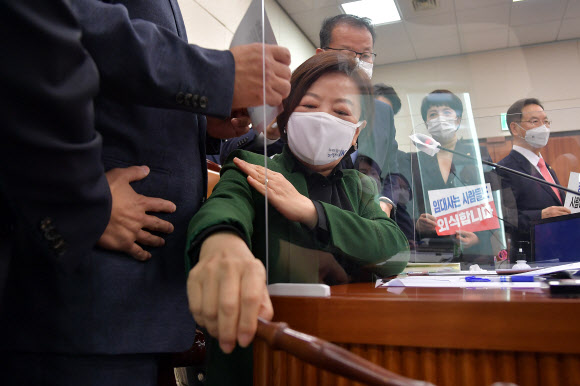 진선미 국회 국토교통위원장이 28일 국회에서 열린 국토교통위원회 전체회의에서 국민의힘 의원들이 항의하는 가운데 변창흠 국토교통부 장관 후보자의 인사청문경과보고서 채택의 건을 가결하고 있다. 2020.12.28  연합뉴스