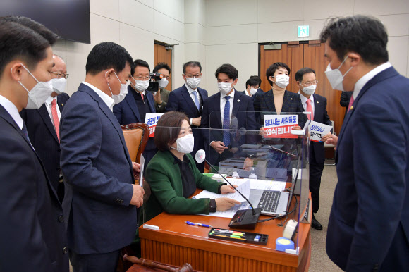 국민의힘 의원들이 28일 국회에서 열린 국토교통위원회 전체회의에서 진선미 위원장석 주변에서 항의하는 가운데 변창흠 국토교통부 장관 후보자 인사청문경과보고서 채택의 건에 대한 표결이 진행되고 있다.  2020.12.28  연합뉴스