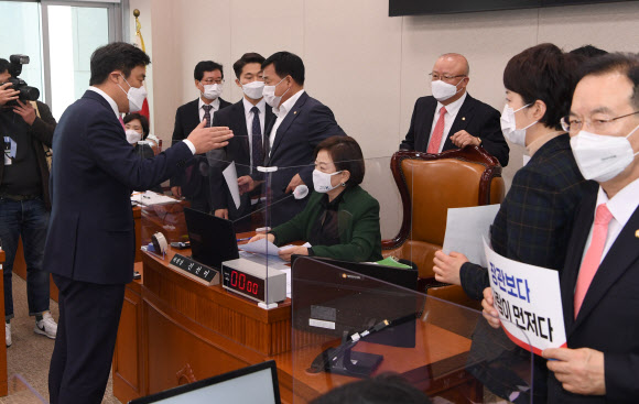 28일 서울 여의도 국회에서 열린 국토교통위원회 전체회의에서 진선미 국토교통위원장이 국민의힘 의원들 항의 속에 변창흠 국토교통부 장관 후보자에 대한 인사청문경과보고서를 채택하고 있다. 2020.12.28  연합뉴스