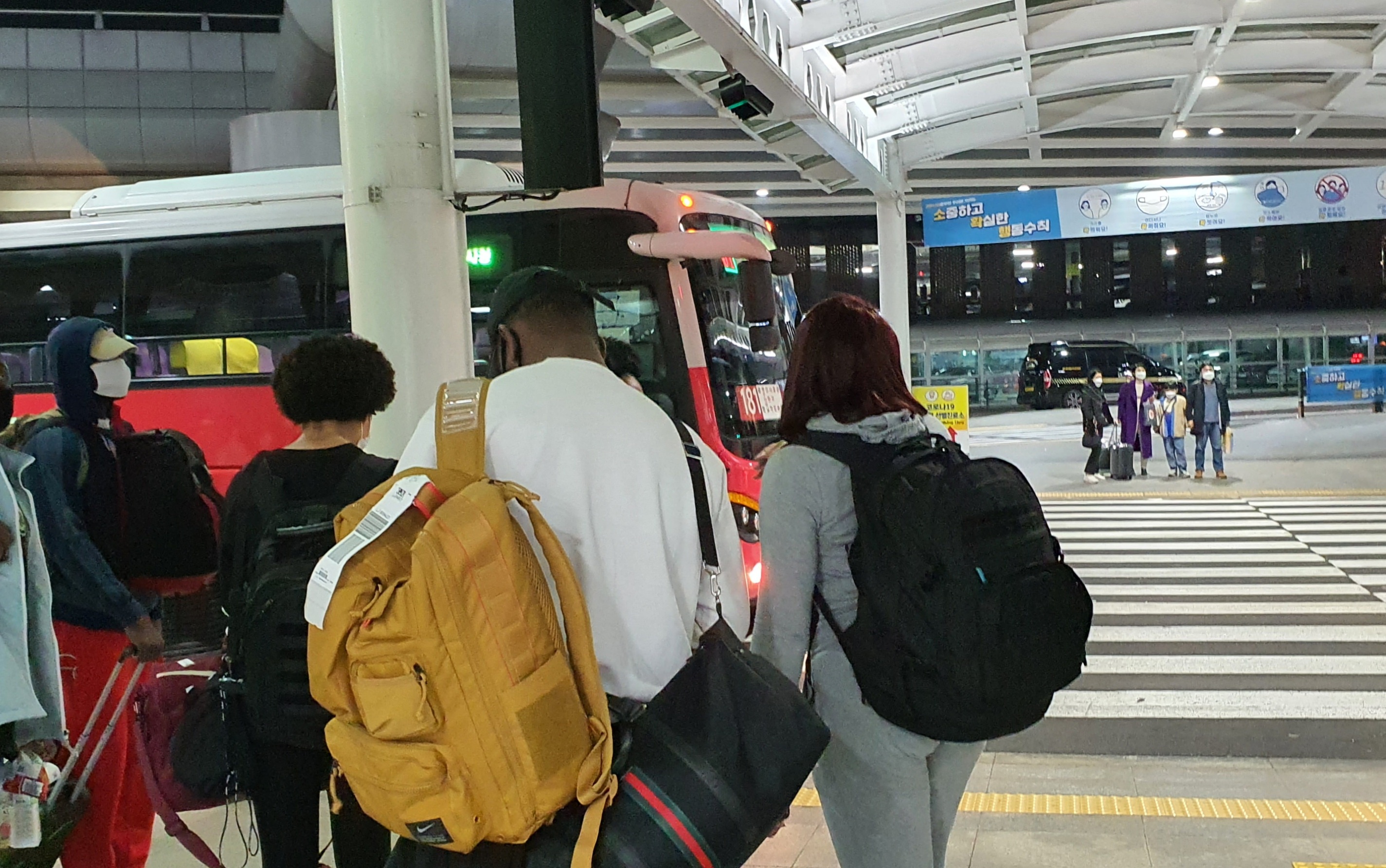 제주를 찾은 여행객들이 제주공항에서 시내버스를 기다리고 있다.(서울신문 DB)